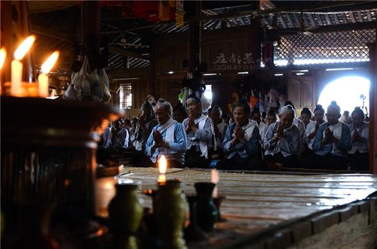 老人到佛寺食宿持戒聽經坐禪